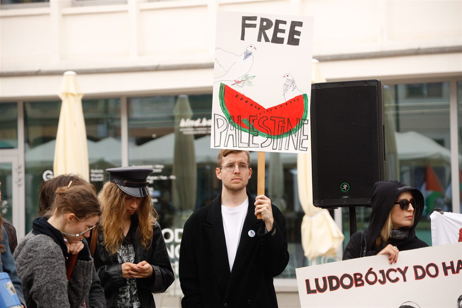 Uczestnik z plakatem „Free Palestine”