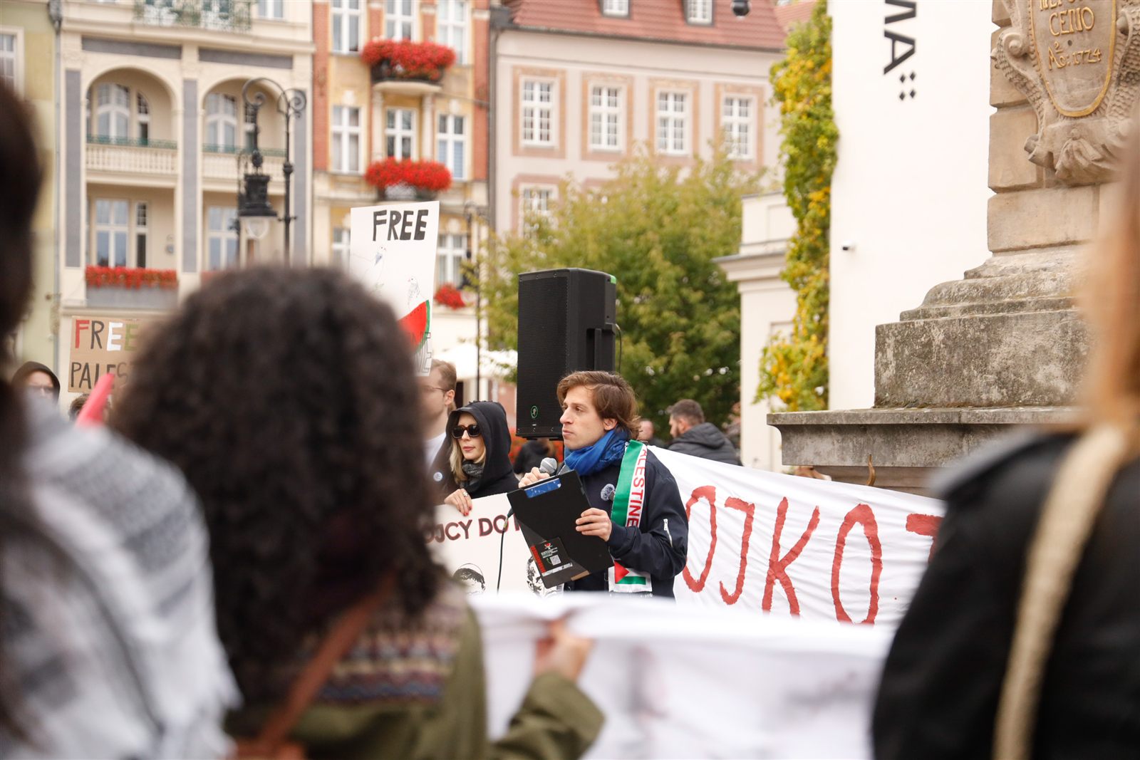 Mówca z szalikiem w barwach Palestyny