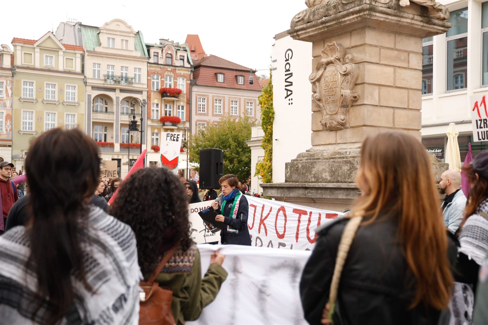 Przemówienie widziane z tyłu tłumu