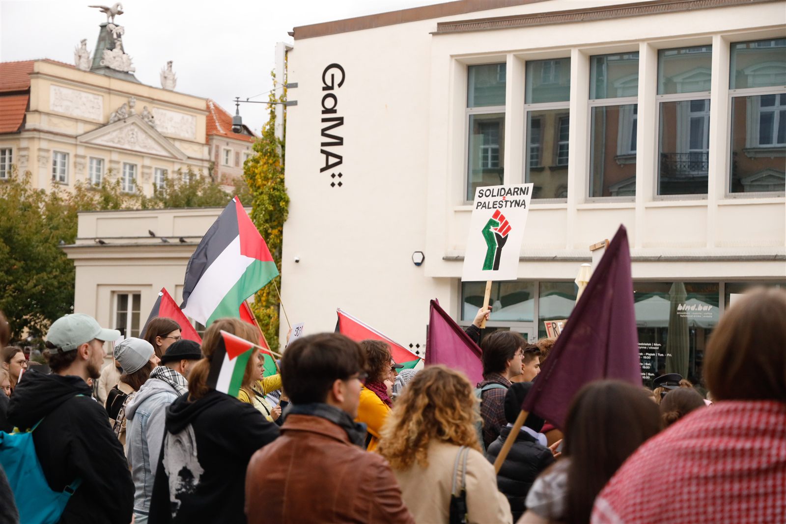 Flagi przed Galerią Miejską Arsenał