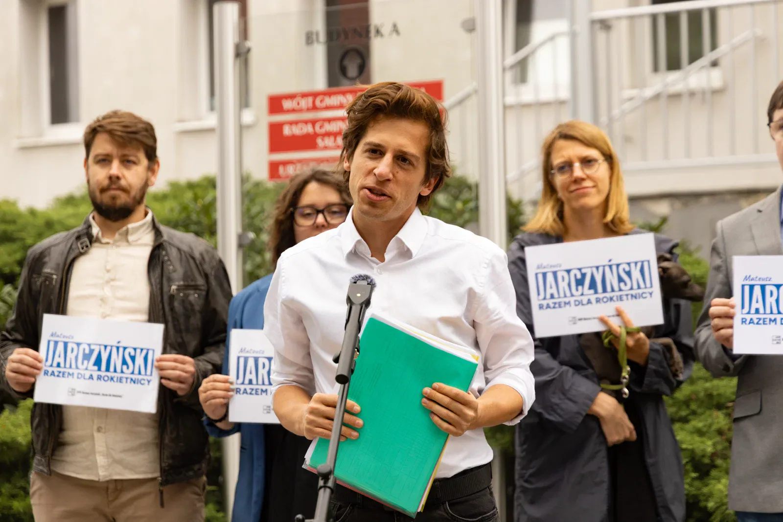 Konferencja prasowa Mateusza Jarczyńskiego przed urzędem gminy Rokietnica