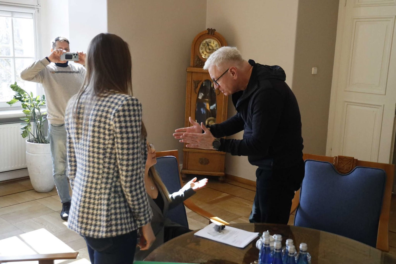 Prezydent jaśkowiak pochylony nad Marcelina Zawiszą w z wyciągniętymi rękami