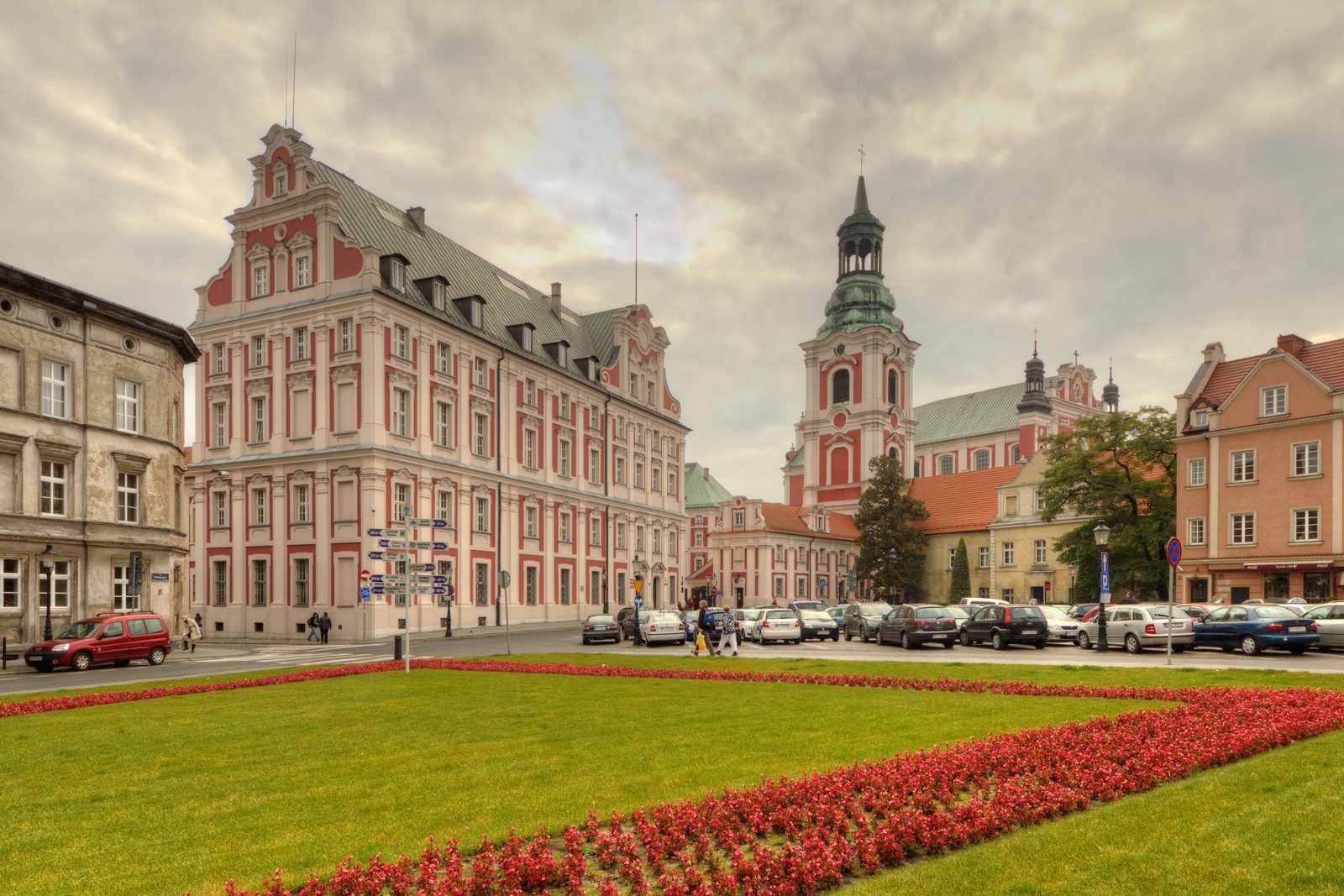 Gmach dawnego Kolegium Jezuitów (dziś Urząd Miasta Poznania) i wieża Fary przy placu Kolegiackim w Poznaniu