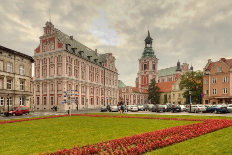 Gmach dawnego Kolegium Jezuitów (dziś Urząd Miasta Poznania) i wieża Fary przy placu Kolegiackim w Poznaniu