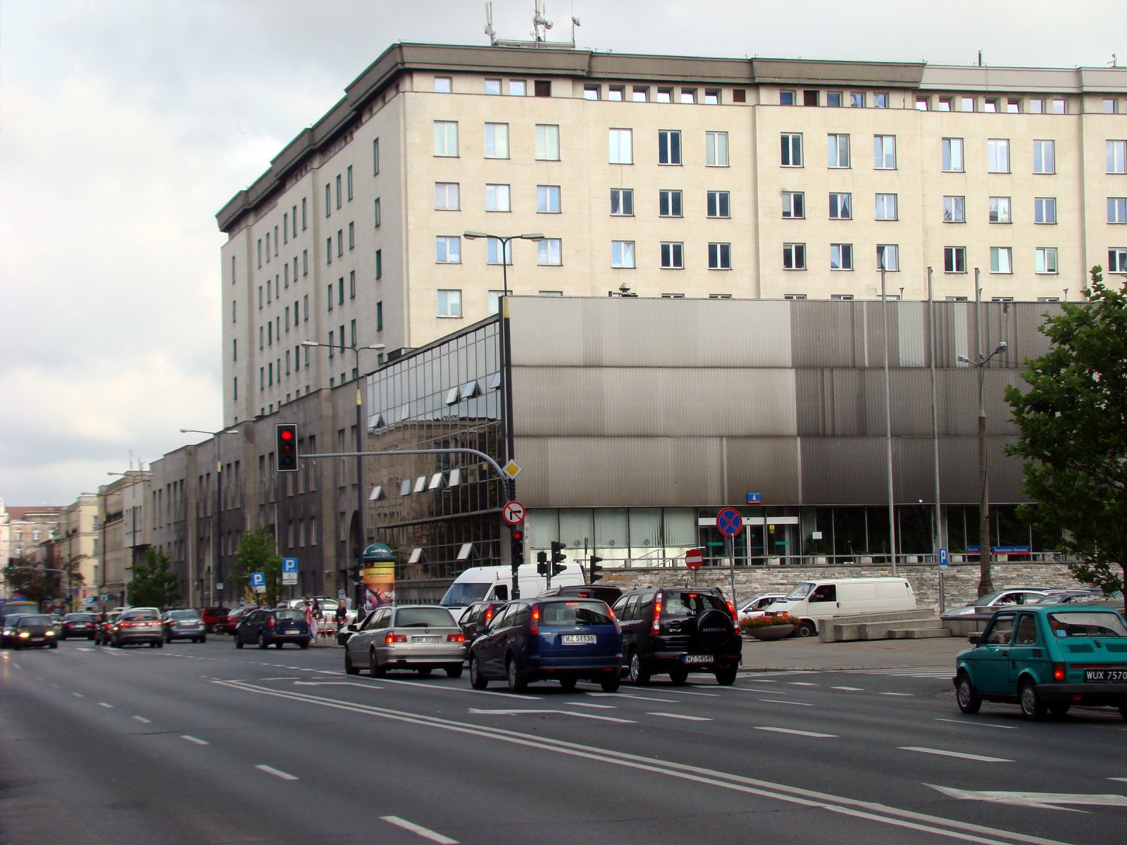Centrala Narodowego Banku Polskiego przy ulicy Świętokrzyskiej w Warszawie, widok od strony skrzyżowania z samochodami na pierwszym planie