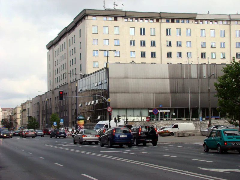 Centrala Narodowego Banku Polskiego przy ulicy Świętokrzyskiej w Warszawie, widok od strony skrzyżowania z samochodami na pierwszym planie