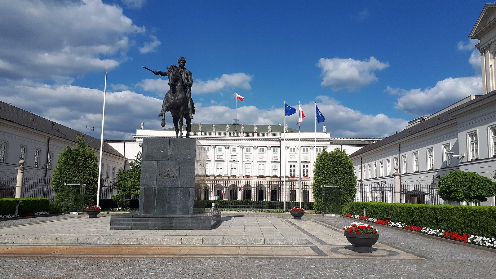 Pałac Prezydencki w Warszawie z pomnikiem księcia Józefa Poniatowskiego na dziedzińcu