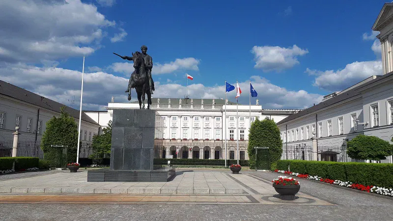 Pałac Prezydencki w Warszawie z pomnikiem księcia Józefa Poniatowskiego na dziedzińcu