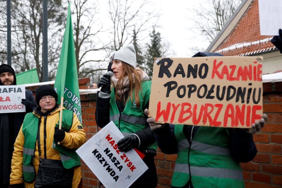 Patrycja Bartoszewska, mieskzanka Osiedla Maltańskiego przemawiająca pod kościołem św. Jana Jerozolimskiego za murami w Poznaniu