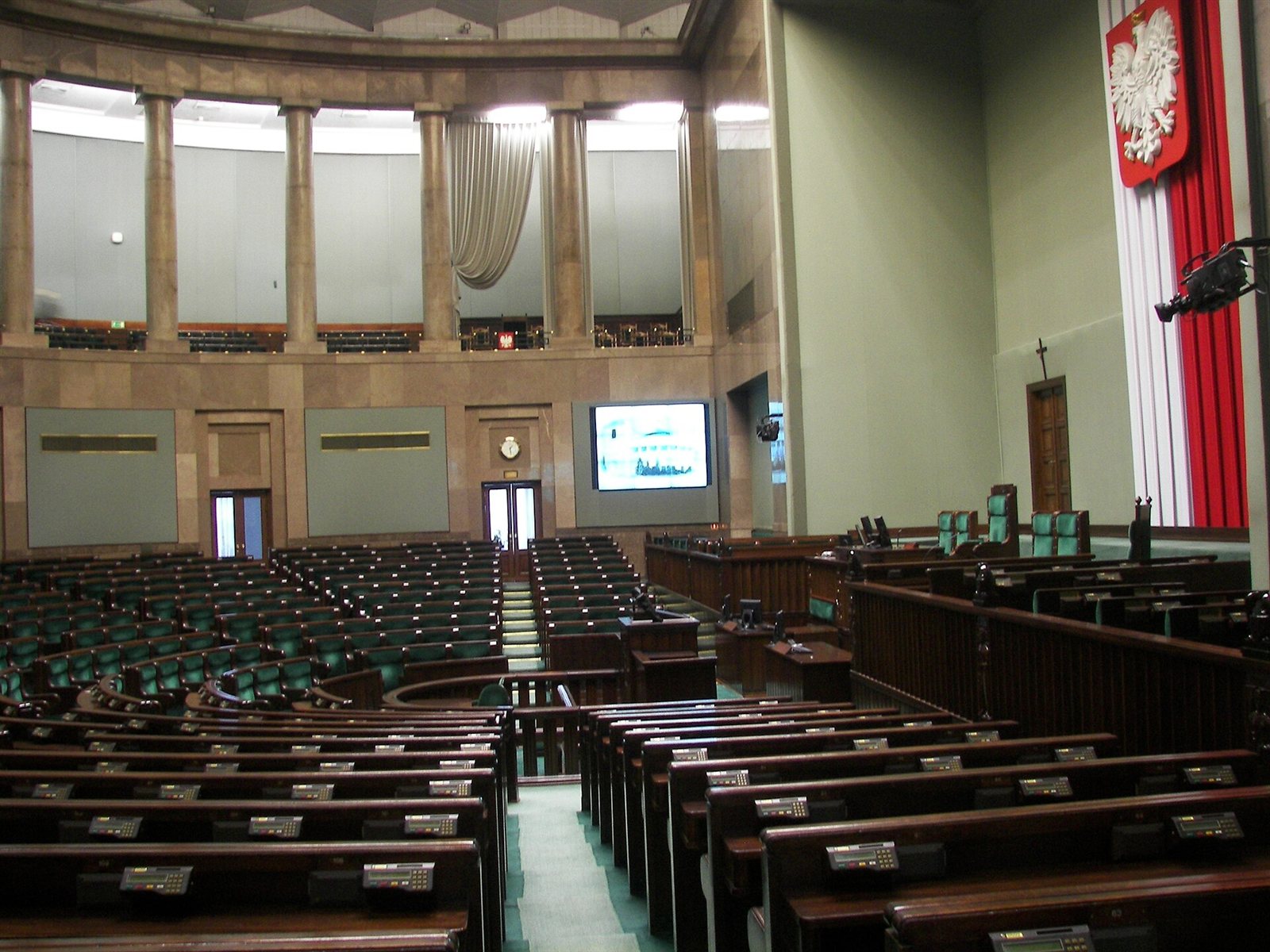 Pusta sala posiedzeń plenarnych Sejmu z wolnymi miejscami ławy rządowej