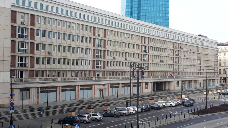 Długa modernistyczna fasada gmachu przy placu Powstańców Warszawy 1 w Warszawie, w którym mieści się siedziba UOKiK